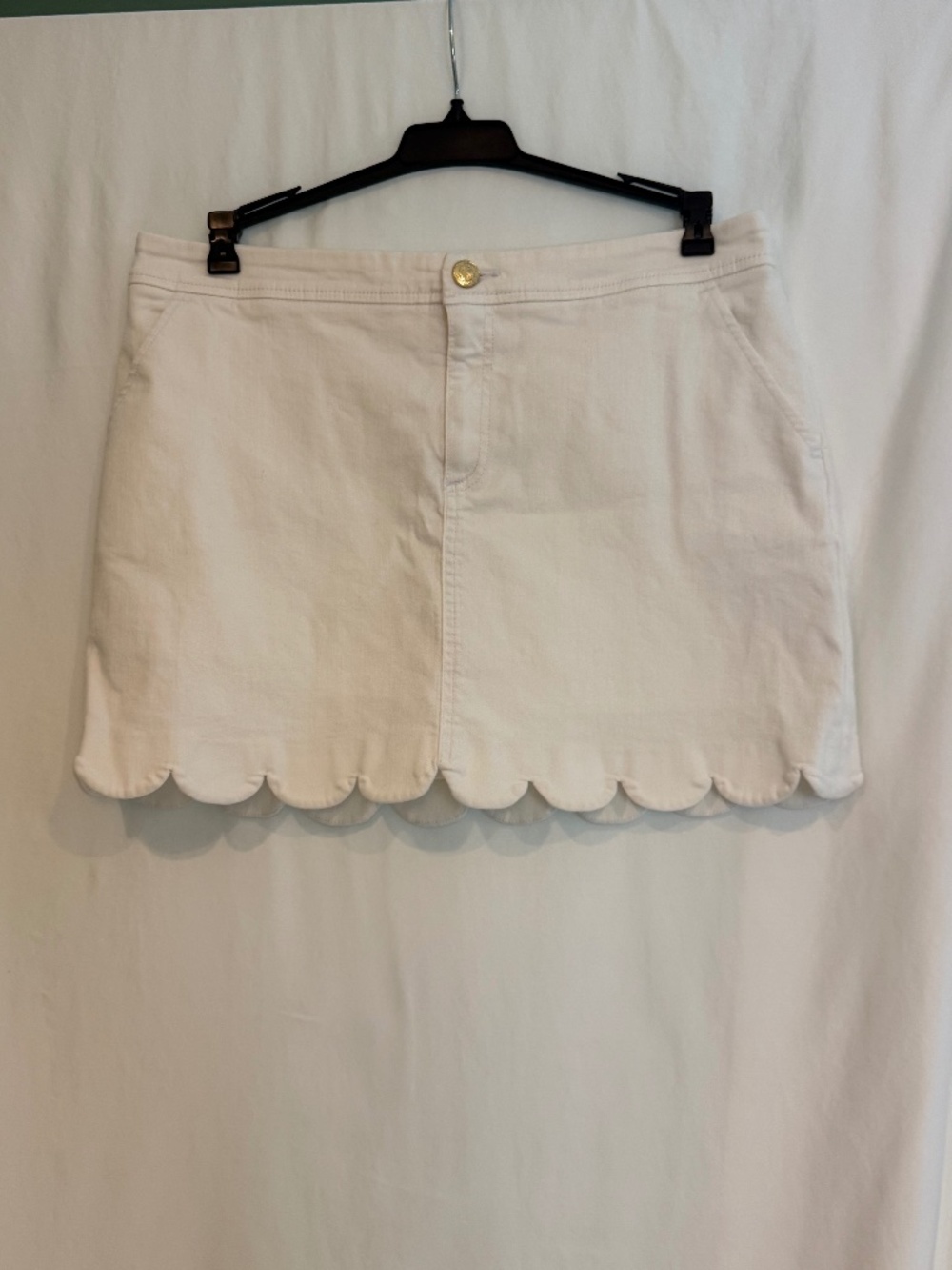 Lilly Pulitzer White Scallop Hem Stretch Cotton Shorts